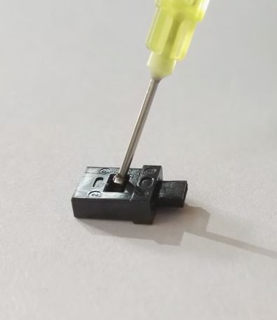 Заполнение MPO коннектора клеем 